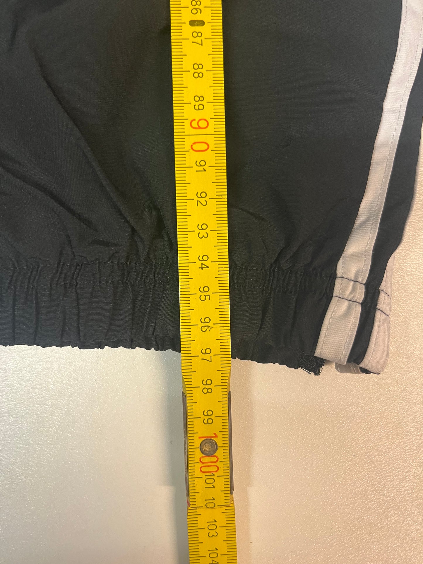 Entdecke unsere Vintage Track Pants von Nike und anderen Marken, erhältlich bei Valuxery.de - Dein Shop für trendige Vintage - Kleidung. Unsere Track Pants sind aus hochwertigen Materialien und