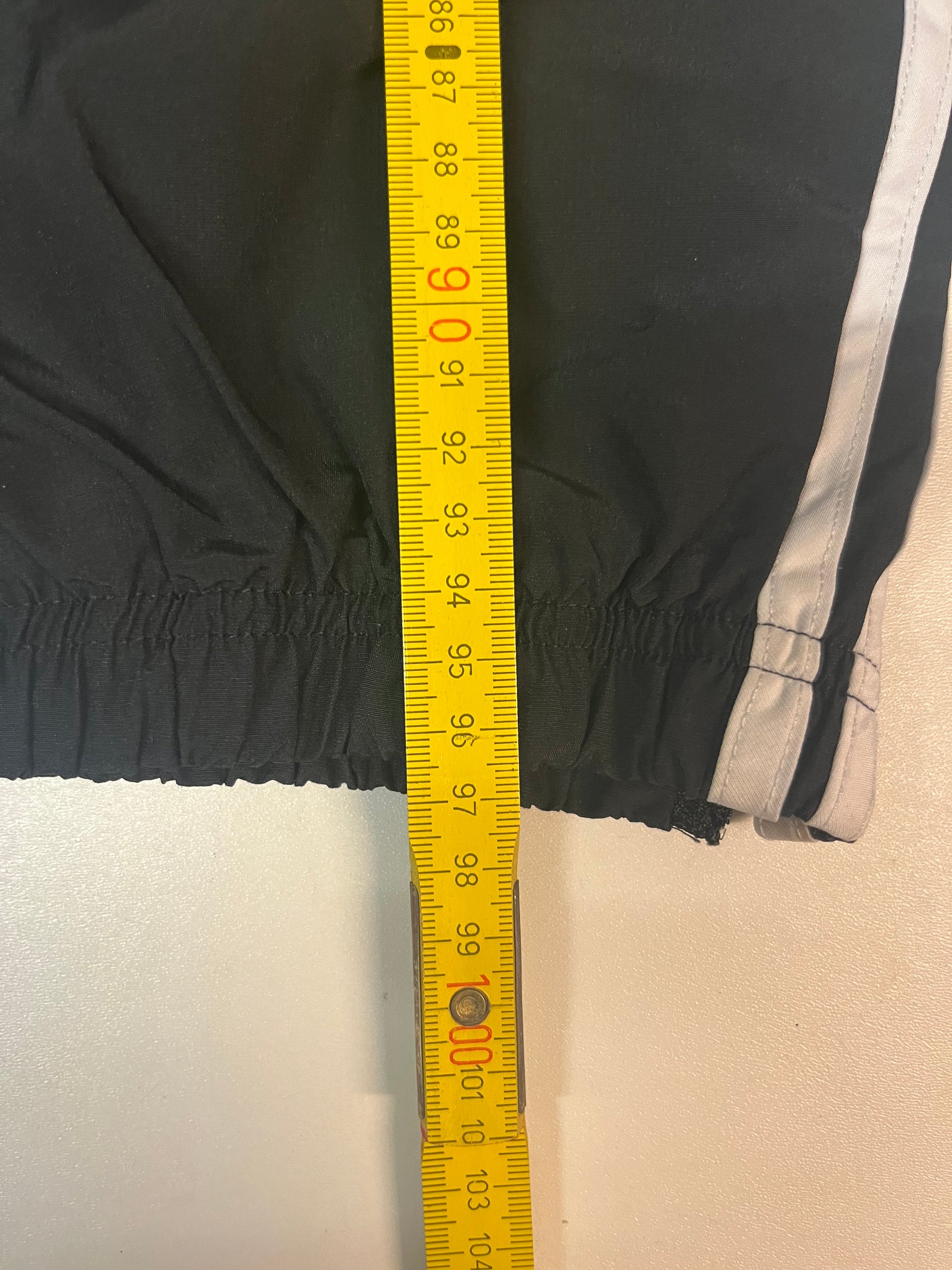 Entdecke unsere Vintage Track Pants von Nike und anderen Marken, erhältlich bei Valuxery.de - Dein Shop für trendige Vintage - Kleidung. Unsere Track Pants sind aus hochwertigen Materialien und