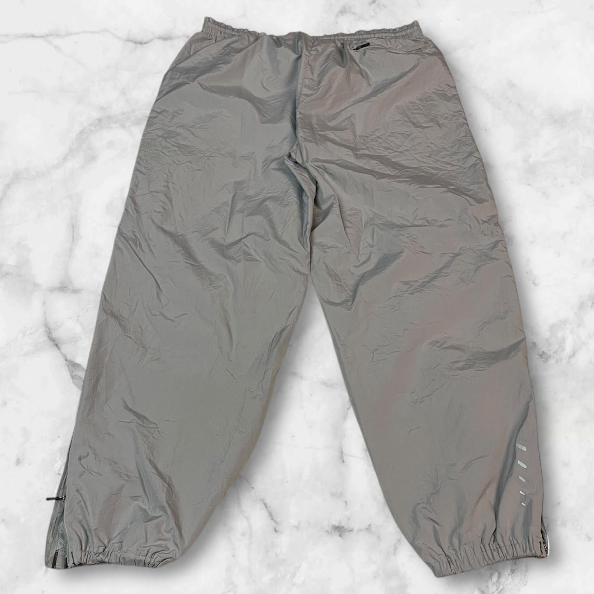 Entdecke unsere Vintage Track Pants von Nike und anderen Marken, erhältlich bei Valuxery.de - Dein Shop für trendige Vintage - Kleidung. Unsere Track Pants sind aus hochwertigen Materialien und