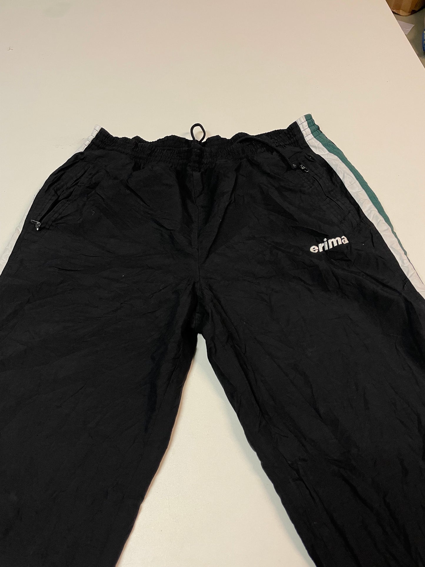 Entdecke unsere Vintage Track Pants von Nike und anderen Marken, erhältlich bei Valuxery.de - Dein Shop für trendige Vintage - Kleidung. Unsere Track Pants sind aus hochwertigen Materialien und