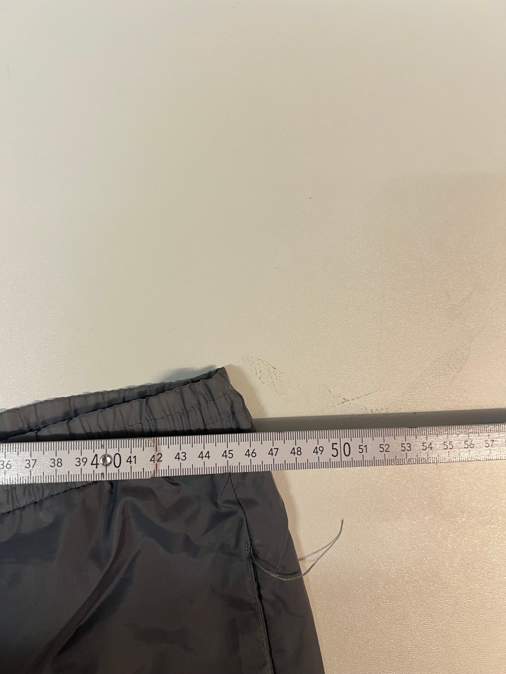 Entdecke unsere Vintage Track Pants von Nike und anderen Marken, erhältlich bei Valuxery.de - Dein Shop für trendige Vintage - Kleidung. Unsere Track Pants sind aus hochwertigen Materialien und