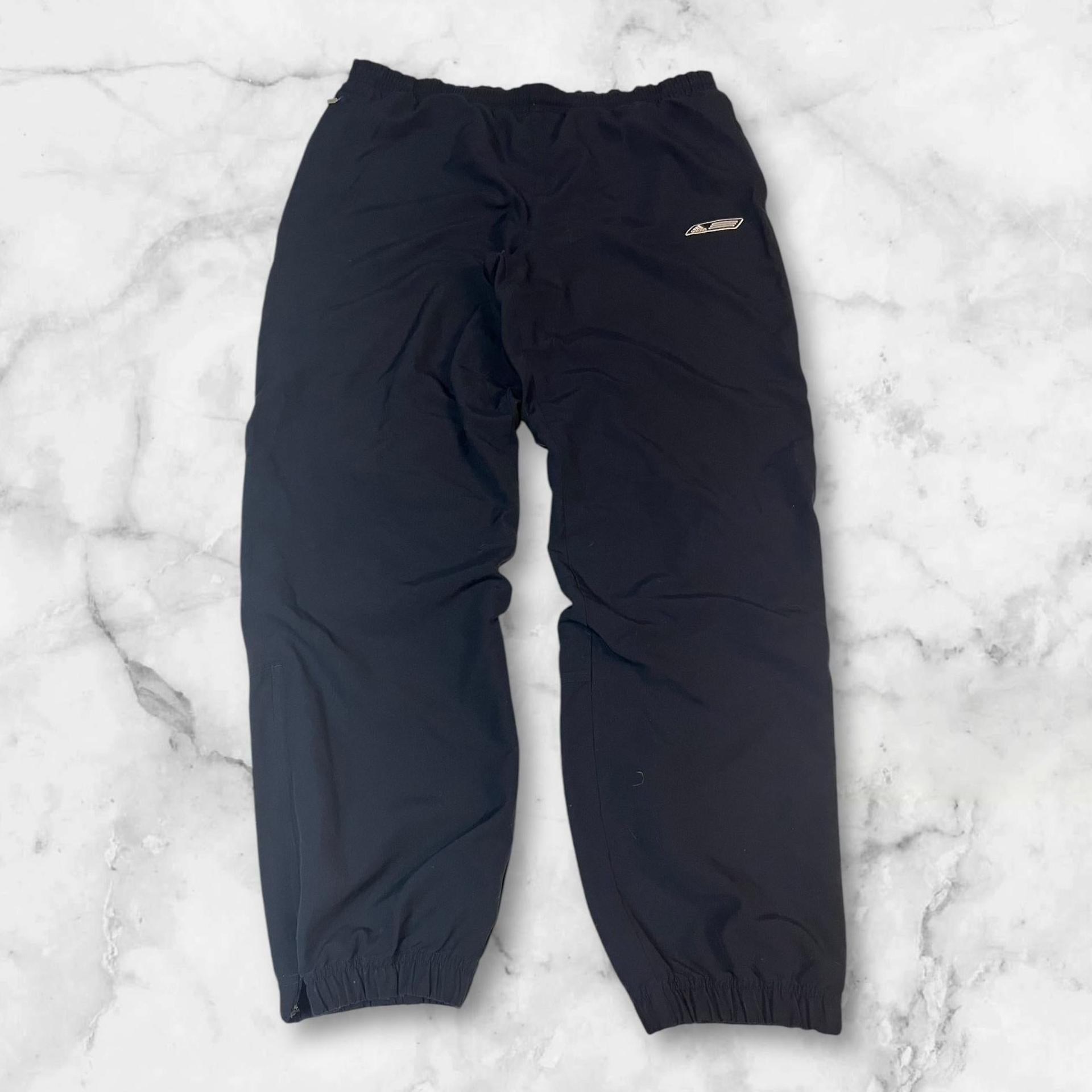 Entdecke unsere Vintage Track Pants von Nike und anderen Marken, erhältlich bei Valuxery.de - Dein Shop für trendige Vintage - Kleidung. Unsere Track Pants sind aus hochwertigen Materialien und