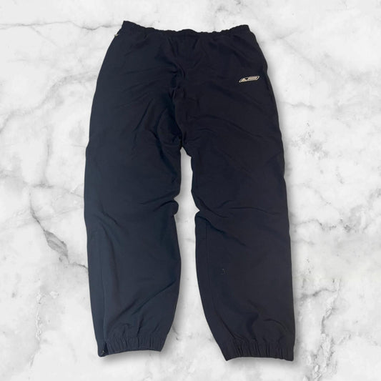 Entdecke unsere Vintage Track Pants von Nike und anderen Marken, erhältlich bei Valuxery.de - Dein Shop für trendige Vintage - Kleidung. Unsere Track Pants sind aus hochwertigen Materialien und