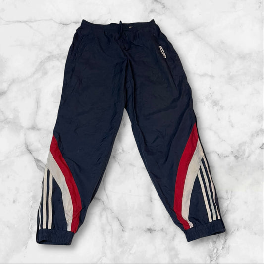Entdecke unsere Vintage Track Pants von Nike und anderen Marken, erhältlich bei Valuxery.de - Dein Shop für trendige Vintage - Kleidung. Unsere Track Pants sind aus hochwertigen Materialien und