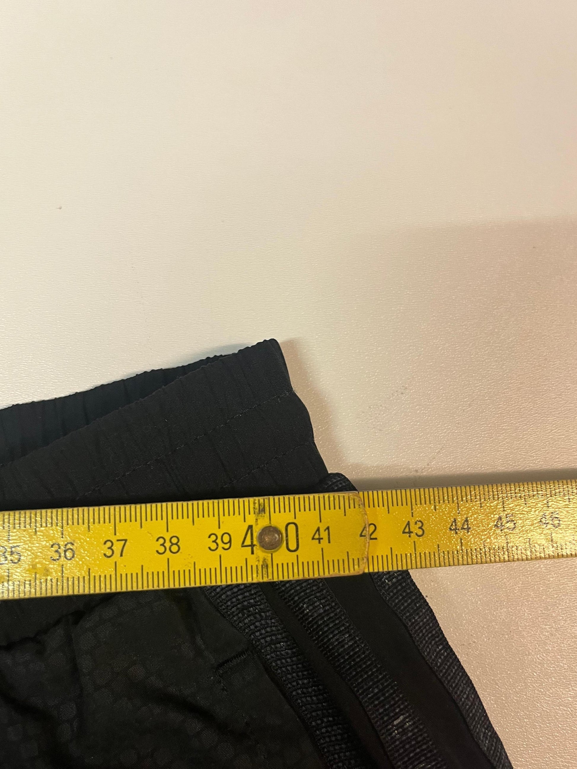 Entdecke unsere Vintage Track Pants von Nike und anderen Marken, erhältlich bei Valuxery.de - Dein Shop für trendige Vintage - Kleidung. Unsere Track Pants sind aus hochwertigen Materialien und