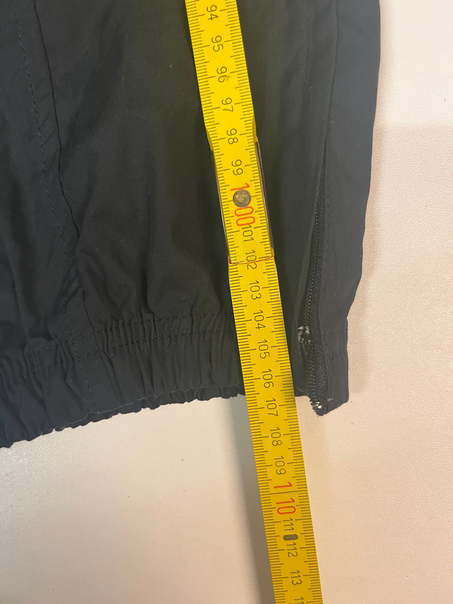 Entdecke unsere Vintage Track Pants von Nike und anderen Marken, erhältlich bei Valuxery.de - Dein Shop für trendige Vintage - Kleidung. Unsere Track Pants sind aus hochwertigen Materialien und