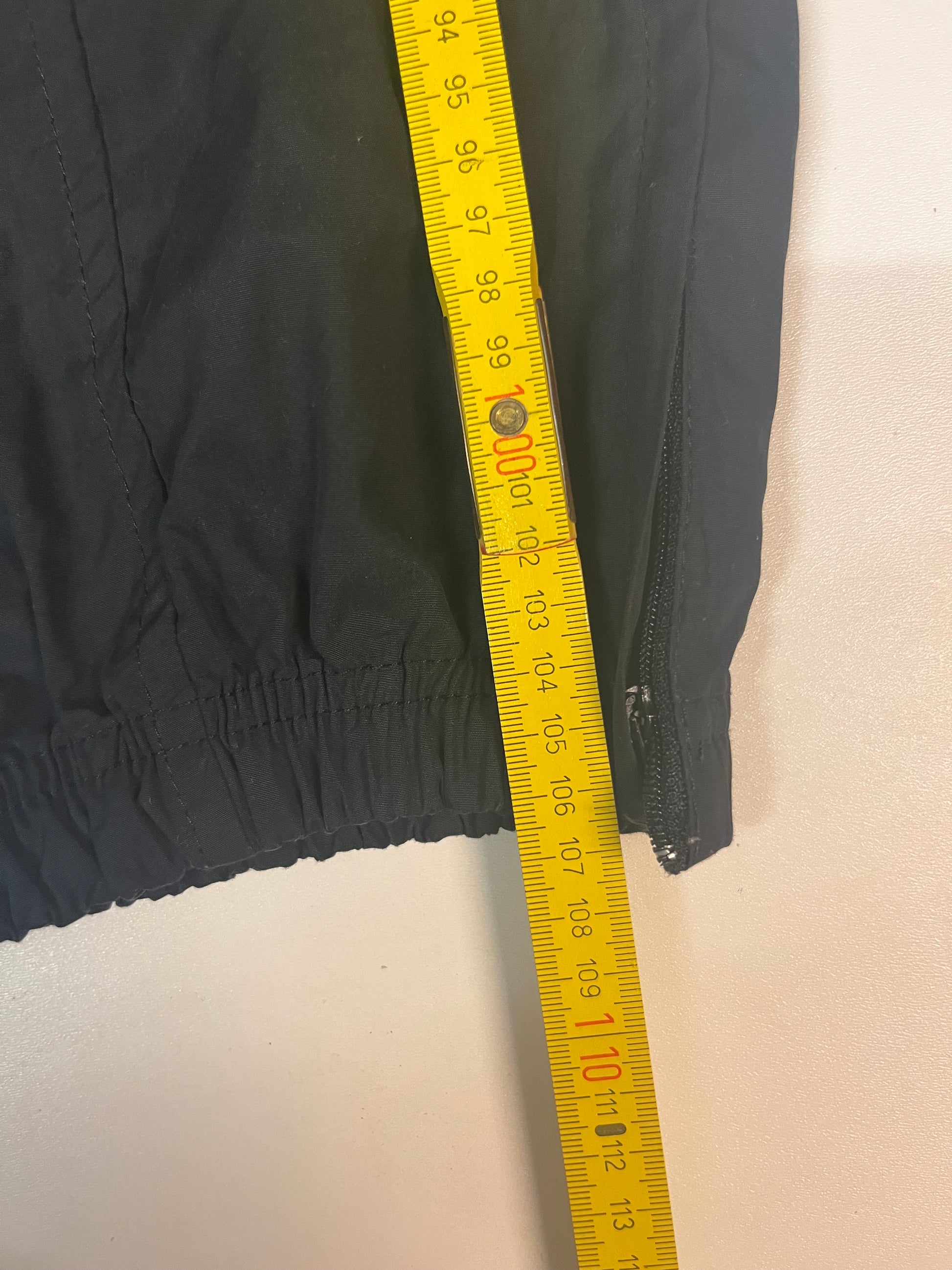 Entdecke unsere Vintage Track Pants von Nike und anderen Marken, erhältlich bei Valuxery.de - Dein Shop für trendige Vintage - Kleidung. Unsere Track Pants sind aus hochwertigen Materialien und