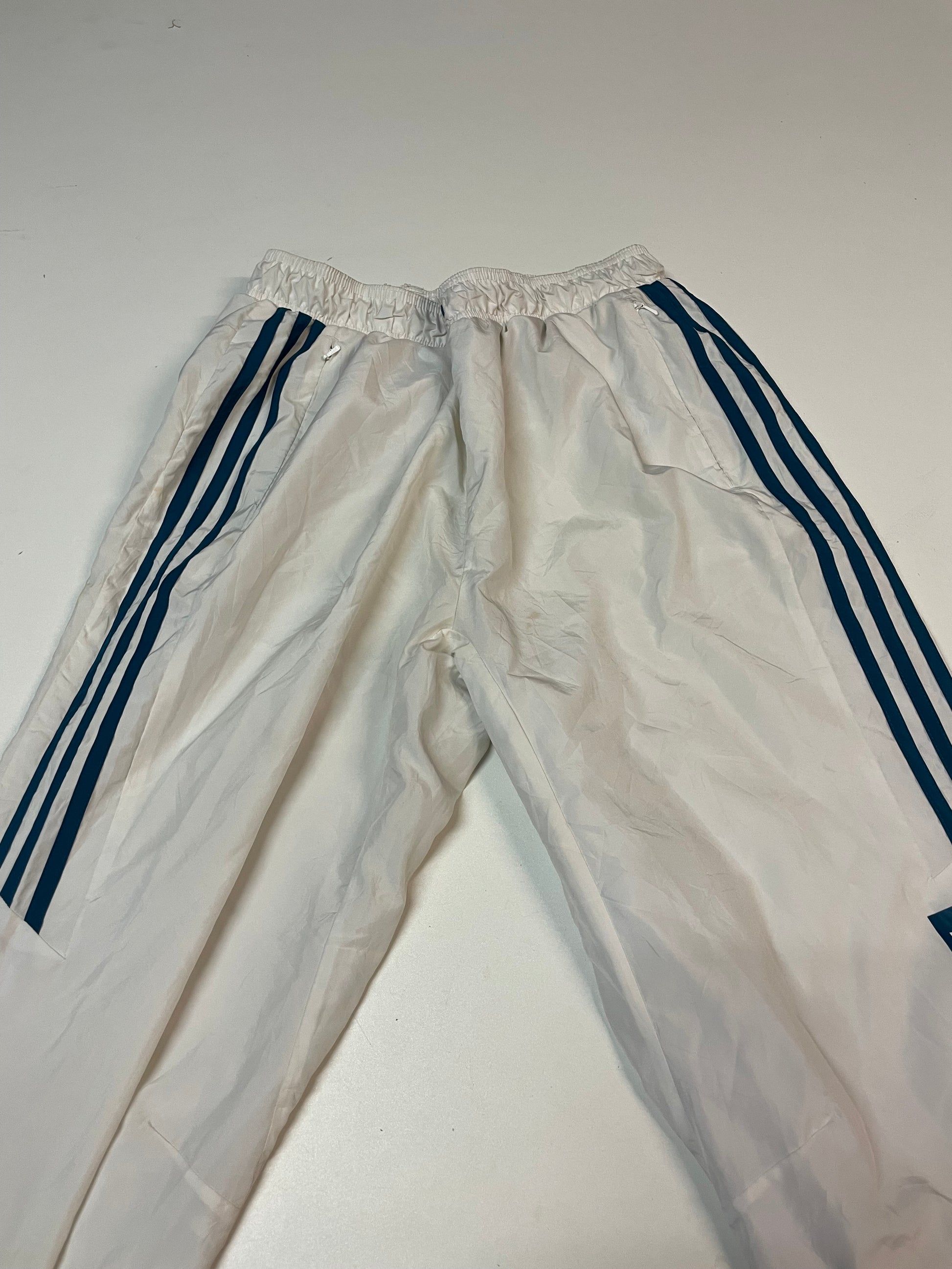 Entdecke unsere Vintage Track Pants von Nike und anderen Marken, erhältlich bei Valuxery.de - Dein Shop für trendige Vintage - Kleidung. Unsere Track Pants sind aus hochwertigen Materialien und