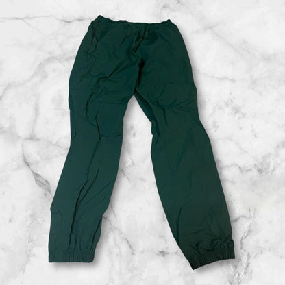 Entdecke unsere Vintage Track Pants von Nike und anderen Marken, erhältlich bei Valuxery.de - Dein Shop für trendige Vintage - Kleidung. Unsere Track Pants sind aus hochwertigen Materialien und