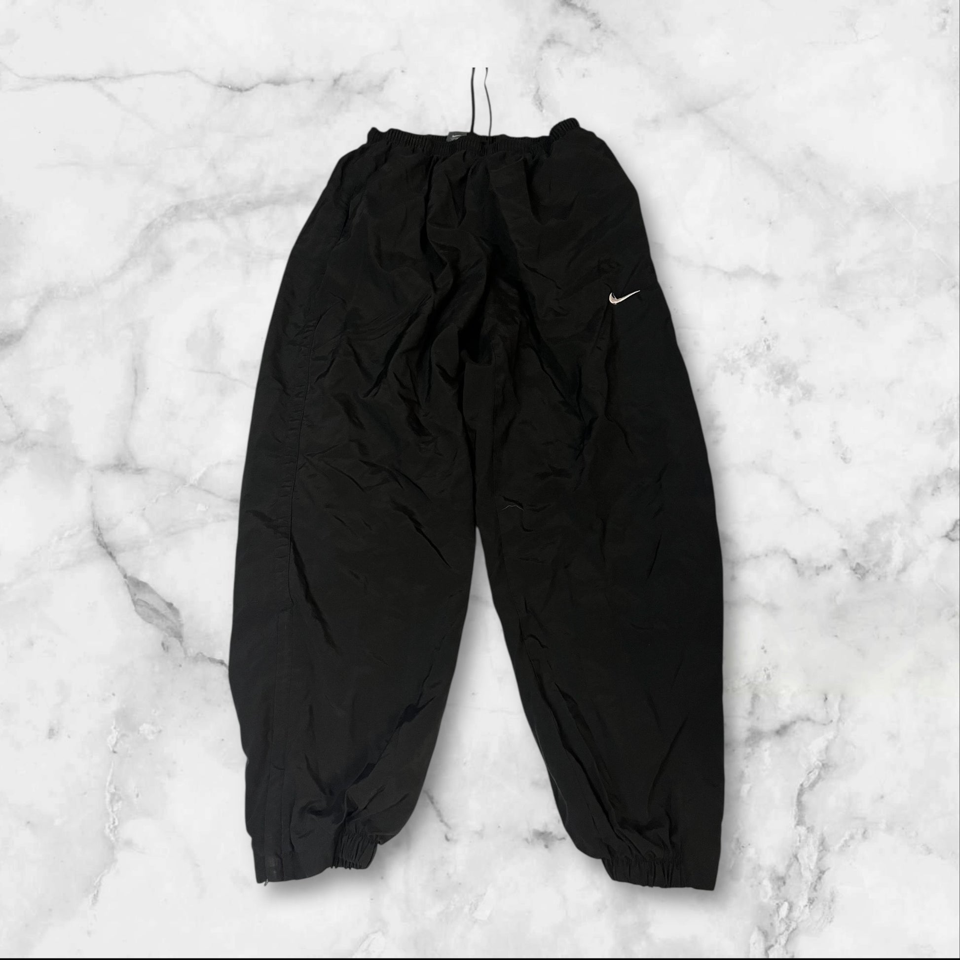 Entdecke unsere Vintage Track Pants von Nike und anderen Marken, erhältlich bei Valuxery.de - Dein Shop für trendige Vintage - Kleidung. Unsere Track Pants sind aus hochwertigen Materialien und