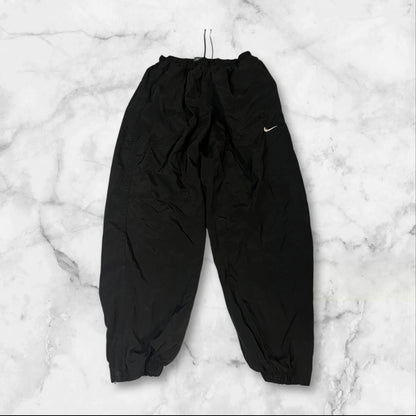 Entdecke unsere Vintage Track Pants von Nike und anderen Marken, erhältlich bei Valuxery.de - Dein Shop für trendige Vintage - Kleidung. Unsere Track Pants sind aus hochwertigen Materialien und