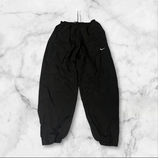 Entdecke unsere Vintage Track Pants von Nike und anderen Marken, erhältlich bei Valuxery.de - Dein Shop für trendige Vintage - Kleidung. Unsere Track Pants sind aus hochwertigen Materialien und