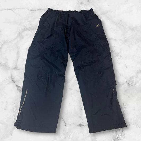Entdecke unsere Vintage Track Pants von Nike und anderen Marken, erhältlich bei Valuxery.de - Dein Shop für trendige Vintage - Kleidung. Unsere Track Pants sind aus hochwertigen Materialien und