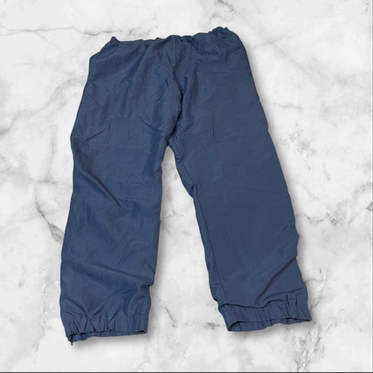 Entdecke unsere Vintage Track Pants von Nike und anderen Marken, erhältlich bei Valuxery.de - Dein Shop für trendige Vintage - Kleidung. Unsere Track Pants sind aus hochwertigen Materialien und