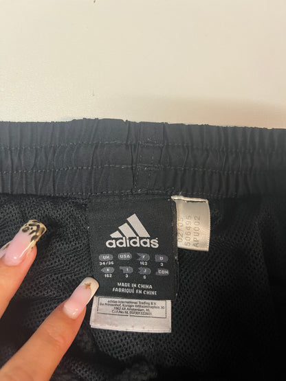 Entdecke unsere Vintage Track Pants von Nike und anderen Marken, erhältlich bei Valuxery.de - Dein Shop für trendige Vintage - Kleidung. Unsere Track Pants sind aus hochwertigen Materialien und