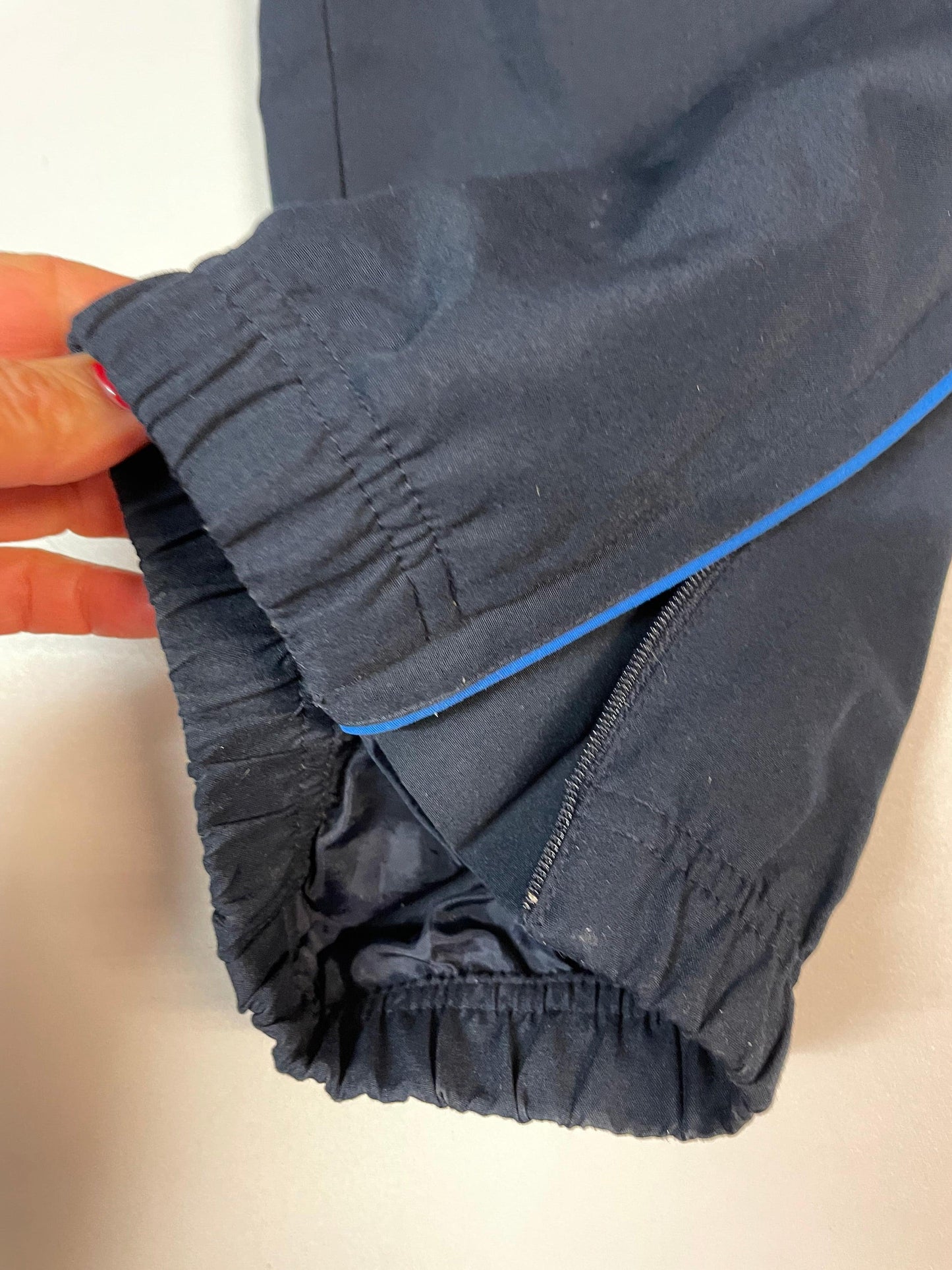 Entdecke unsere Vintage Track Pants von Nike und anderen Marken, erhältlich bei Valuxery.de - Dein Shop für trendige Vintage - Kleidung. Unsere Track Pants sind aus hochwertigen Materialien und