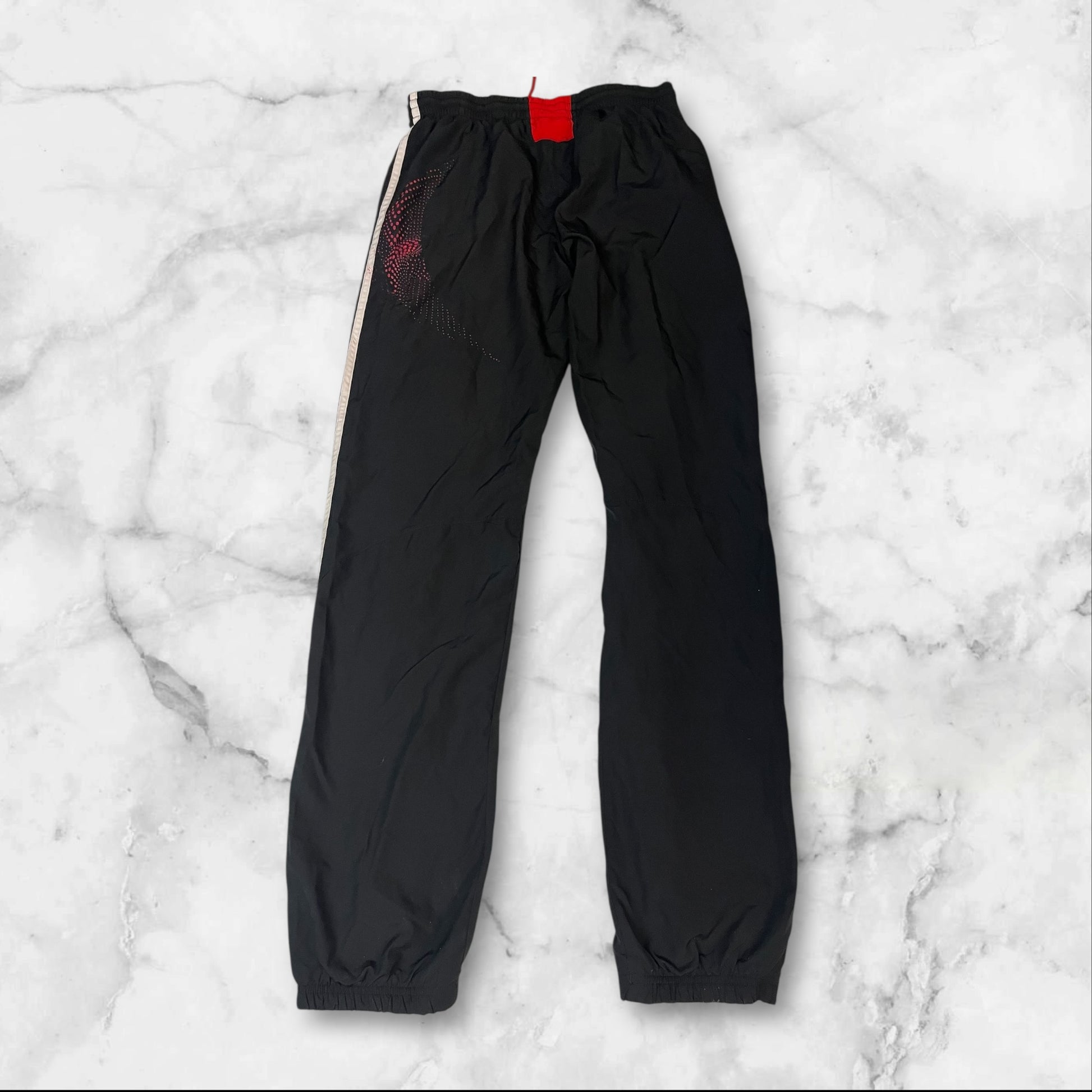Entdecke unsere Vintage Track Pants von Nike und anderen Marken, erhältlich bei Valuxery.de - Dein Shop für trendige Vintage - Kleidung. Unsere Track Pants sind aus hochwertigen Materialien und