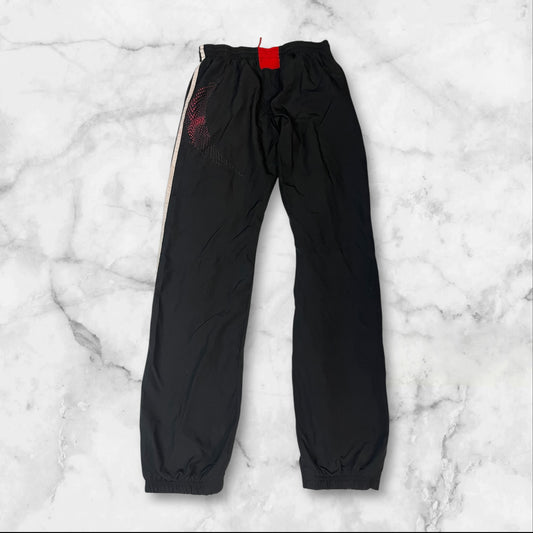 Entdecke unsere Vintage Track Pants von Nike und anderen Marken, erhältlich bei Valuxery.de - Dein Shop für trendige Vintage - Kleidung. Unsere Track Pants sind aus hochwertigen Materialien und