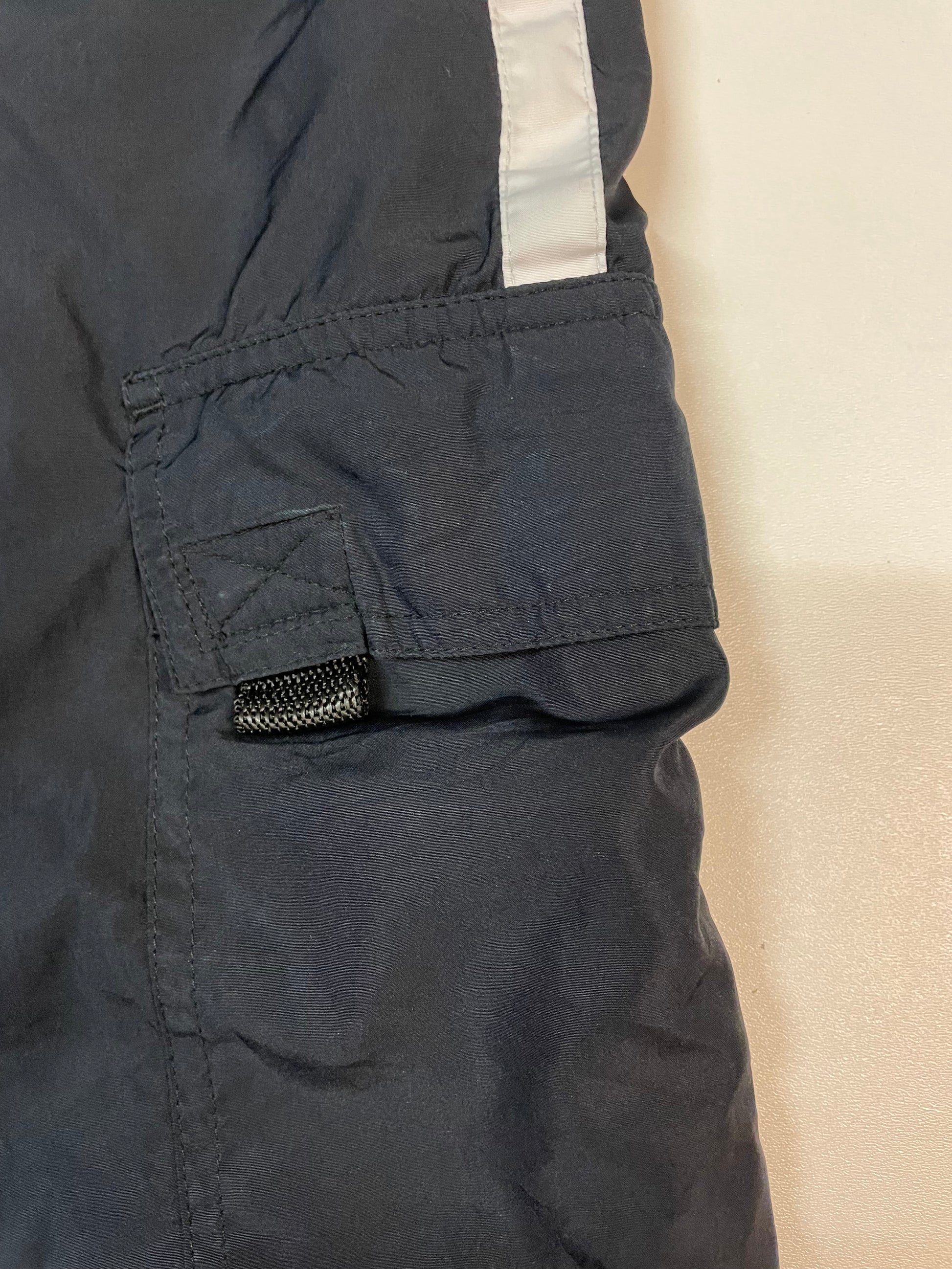 Entdecke unsere Vintage Track Pants von Nike und anderen Marken, erhältlich bei Valuxery.de - Dein Shop für trendige Vintage - Kleidung. Unsere Track Pants sind aus hochwertigen Materialien und
