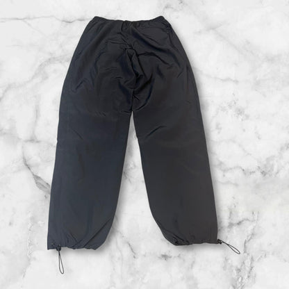 Entdecke unsere Vintage Track Pants von Nike und anderen Marken, erhältlich bei Valuxery.de - Dein Shop für trendige Vintage - Kleidung. Unsere Track Pants sind aus hochwertigen Materialien und