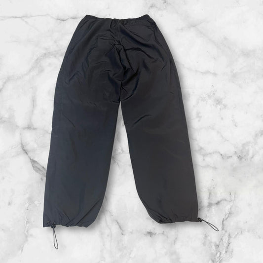 Entdecke unsere Vintage Track Pants von Nike und anderen Marken, erhältlich bei Valuxery.de - Dein Shop für trendige Vintage - Kleidung. Unsere Track Pants sind aus hochwertigen Materialien und