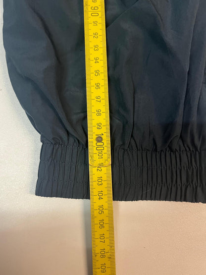 Entdecke unsere Vintage Track Pants von Nike und anderen Marken, erhältlich bei Valuxery.de - Dein Shop für trendige Vintage - Kleidung. Unsere Track Pants sind aus hochwertigen Materialien und