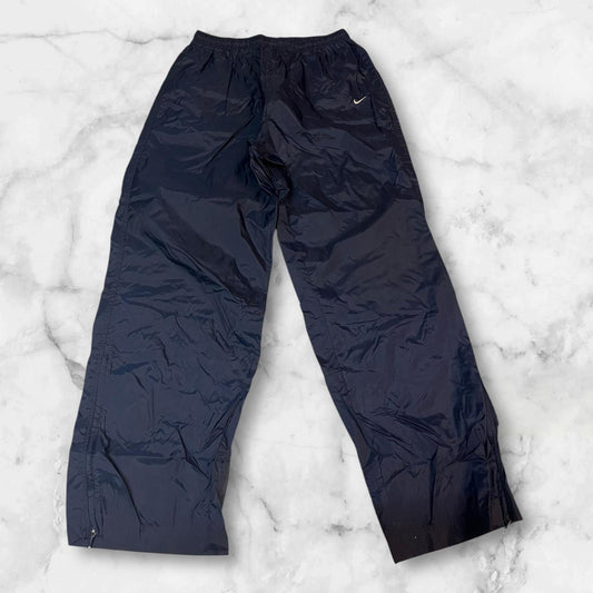 Entdecke unsere Vintage Track Pants von Nike und anderen Marken, erhältlich bei Valuxery.de - Dein Shop für trendige Vintage - Kleidung. Unsere Track Pants sind aus hochwertigen Materialien und