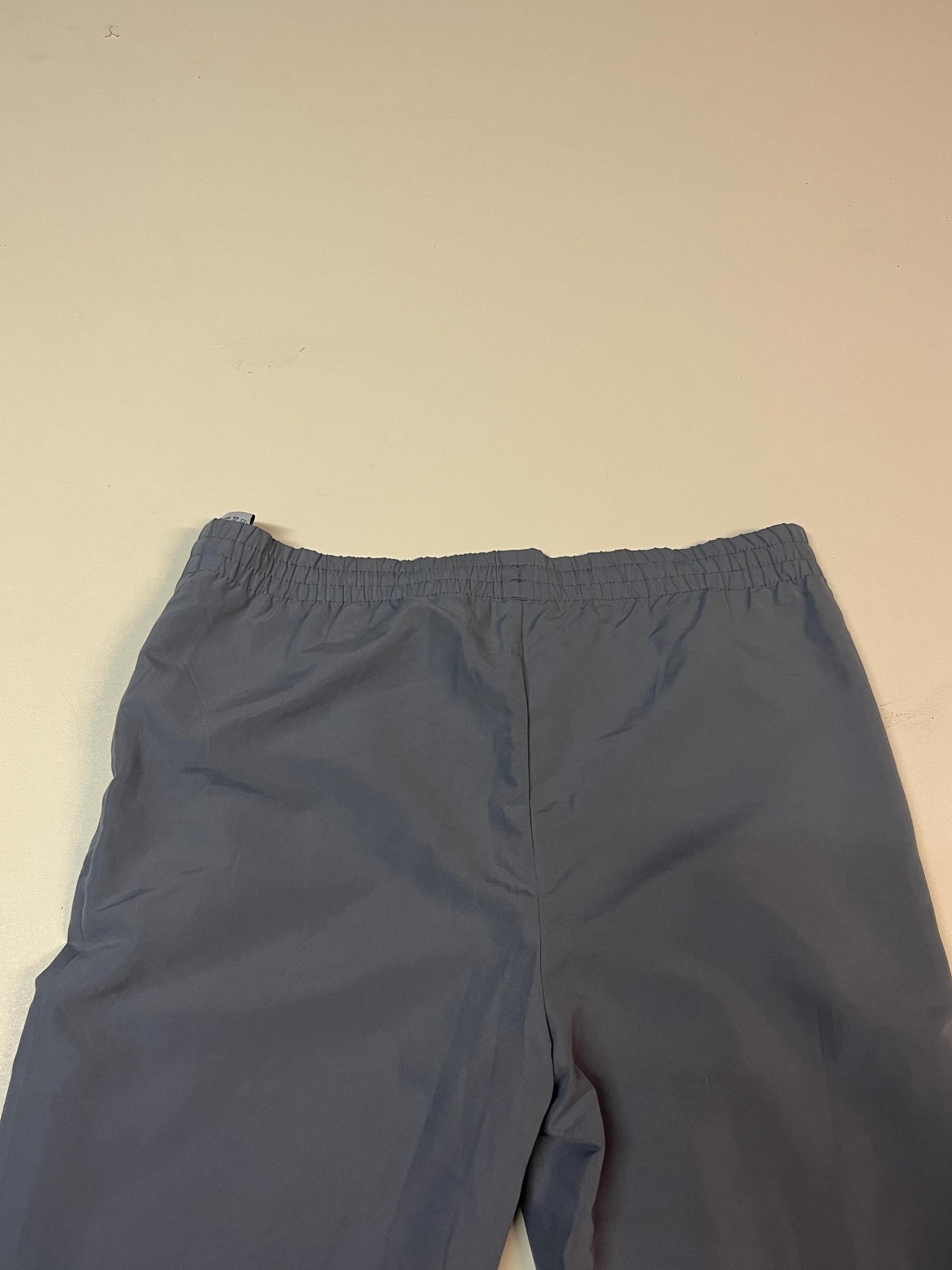 Entdecke unsere Vintage Track Pants von Nike und anderen Marken, erhältlich bei Valuxery.de - Dein Shop für trendige Vintage - Kleidung. Unsere Track Pants sind aus hochwertigen Materialien und