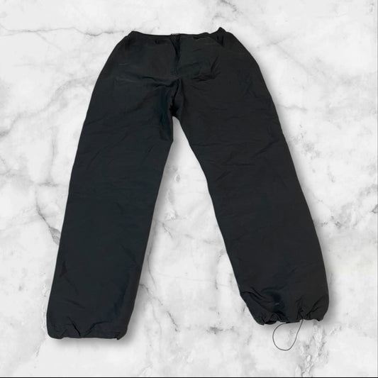 Entdecke unsere Vintage Track Pants von Nike und anderen Marken, erhältlich bei Valuxery.de - Dein Shop für trendige Vintage - Kleidung. Unsere Track Pants sind aus hochwertigen Materialien und