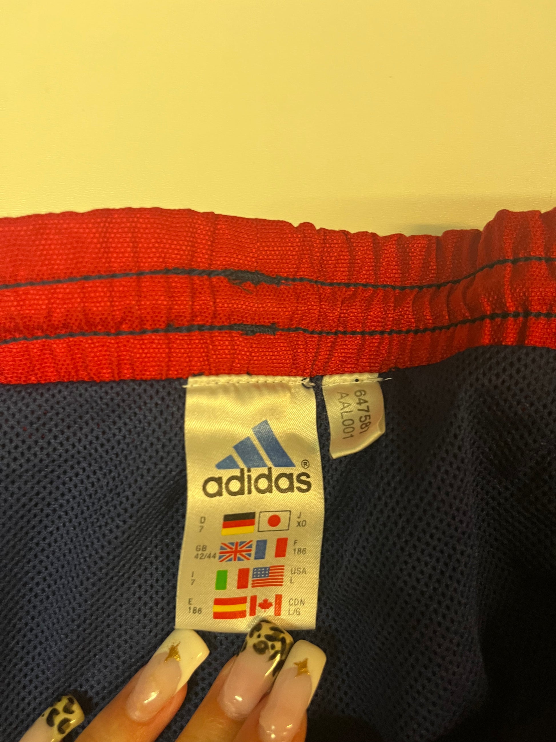 Entdecke unsere Vintage Track Pants von Nike und anderen Marken, erhältlich bei Valuxery.de - Dein Shop für trendige Vintage - Kleidung. Unsere Track Pants sind aus hochwertigen Materialien und
