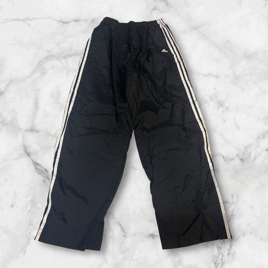 Entdecke unsere Vintage Track Pants von Nike und anderen Marken, erhältlich bei Valuxery.de - Dein Shop für trendige Vintage - Kleidung. Unsere Track Pants sind aus hochwertigen Materialien und