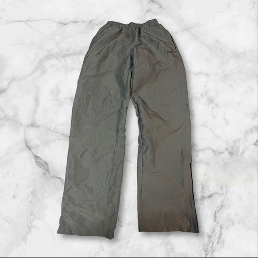 Entdecke unsere Vintage Track Pants von Nike und anderen Marken, erhältlich bei Valuxery.de - Dein Shop für trendige Vintage - Kleidung. Unsere Track Pants sind aus hochwertigen Materialien und