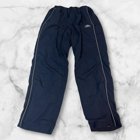 Entdecke unsere Vintage Track Pants von Nike und anderen Marken, erhältlich bei Valuxery.de - Dein Shop für trendige Vintage - Kleidung. Unsere Track Pants sind aus hochwertigen Materialien und