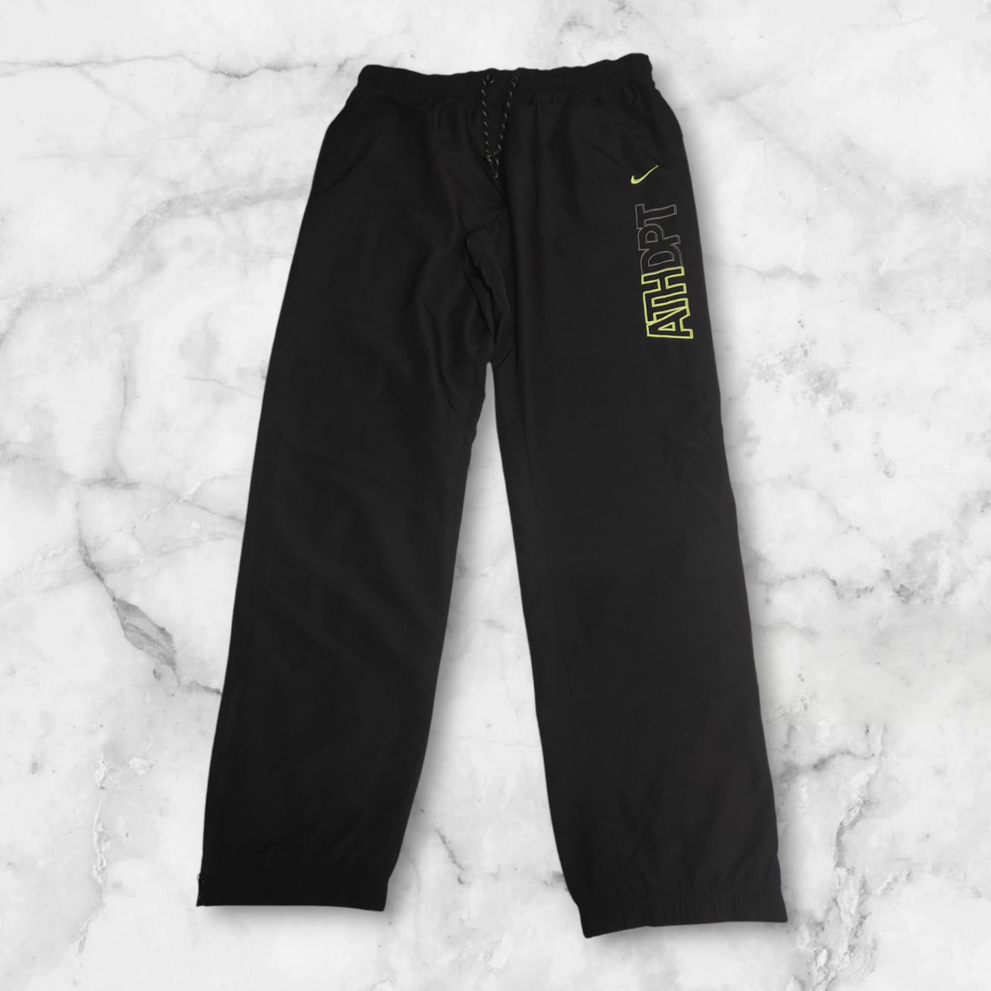 Entdecke unsere Vintage Track Pants von Nike und anderen Marken, erhältlich bei Valuxery.de - Dein Shop für trendige Vintage - Kleidung. Unsere Track Pants sind aus hochwertigen Materialien und