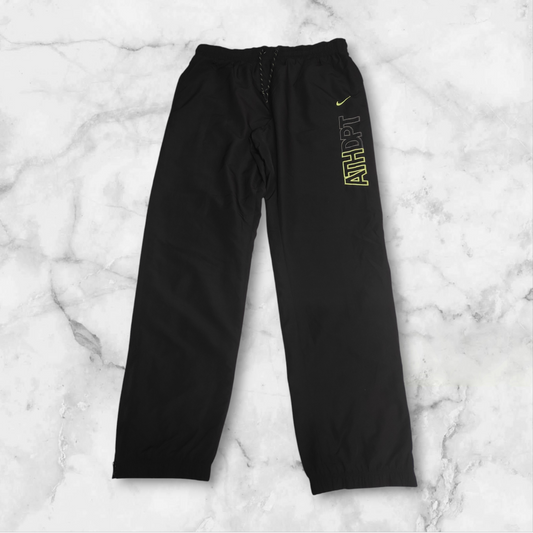 Entdecke unsere Vintage Track Pants von Nike und anderen Marken, erhältlich bei Valuxery.de - Dein Shop für trendige Vintage - Kleidung. Unsere Track Pants sind aus hochwertigen Materialien und