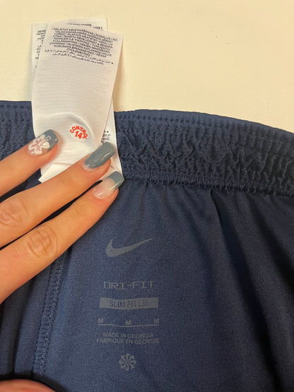 Entdecke unsere Vintage Track Pants von Nike und anderen Marken, erhältlich bei Valuxery.de - Dein Shop für trendige Vintage - Kleidung. Unsere Track Pants sind aus hochwertigen Materialien und