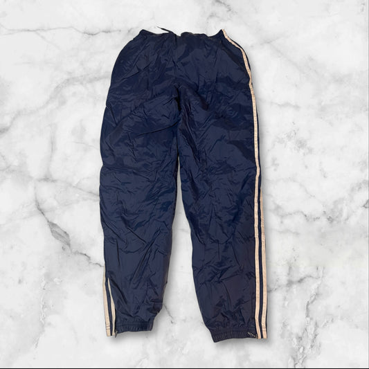 Entdecke unsere Vintage Track Pants von Nike und anderen Marken, erhältlich bei Valuxery.de - Dein Shop für trendige Vintage - Kleidung. Unsere Track Pants sind aus hochwertigen Materialien und