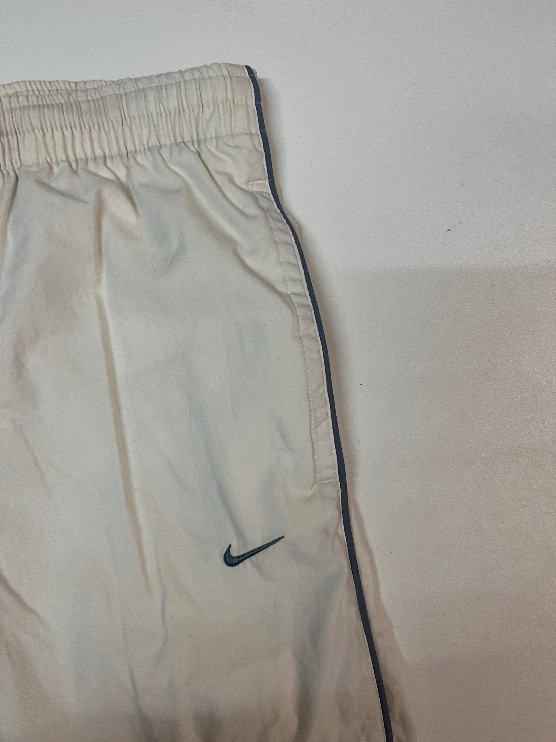Entdecke unsere Vintage Track Pants von Nike und anderen Marken, erhältlich bei Valuxery.de - Dein Shop für trendige Vintage - Kleidung. Unsere Track Pants sind aus hochwertigen Materialien und