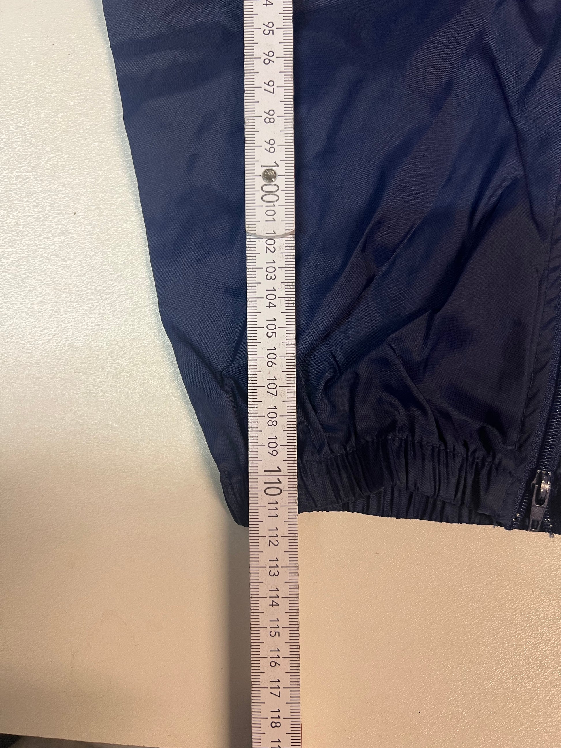 Entdecke unsere Vintage Track Pants von Nike und anderen Marken, erhältlich bei Valuxery.de - Dein Shop für trendige Vintage - Kleidung. Unsere Track Pants sind aus hochwertigen Materialien und