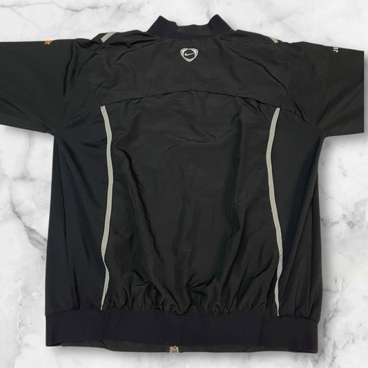 Entdecke unsere Vintage Track Pants von Nike und anderen Marken, erhältlich bei Valuxery.de - Dein Shop für trendige Vintage - Kleidung. Unsere Track Pants sind aus hochwertigen Materialien und