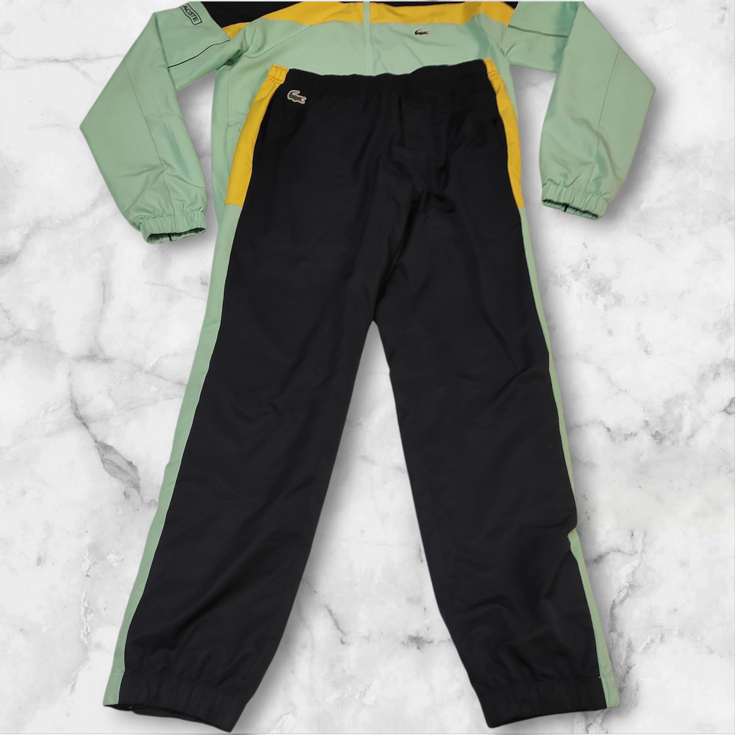 Entdecke unsere Vintage Track Pants von Nike und anderen Marken, erhältlich bei Valuxery.de - Dein Shop für trendige Vintage - Kleidung. Unsere Track Pants sind aus hochwertigen Materialien und