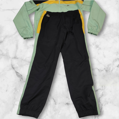 Entdecke unsere Vintage Track Pants von Nike und anderen Marken, erhältlich bei Valuxery.de - Dein Shop für trendige Vintage - Kleidung. Unsere Track Pants sind aus hochwertigen Materialien und