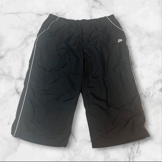 Entdecke unsere Vintage Track Pants von Nike und anderen Marken, erhältlich bei Valuxery.de - Dein Shop für trendige Vintage - Kleidung. Unsere Track Pants sind aus hochwertigen Materialien und