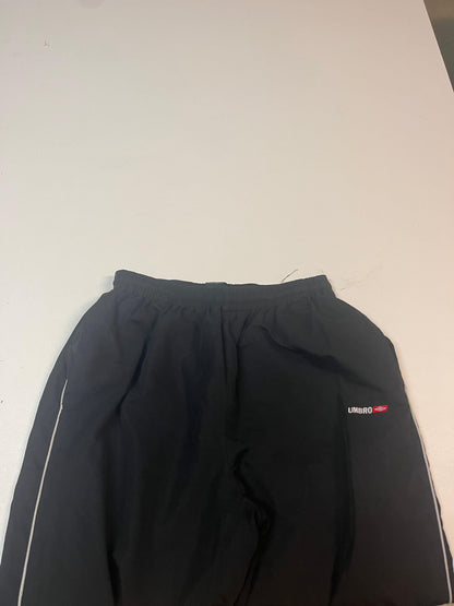 Entdecke unsere Vintage Track Pants von Nike und anderen Marken, erhältlich bei Valuxery.de - Dein Shop für trendige Vintage - Kleidung. Unsere Track Pants sind aus hochwertigen Materialien und