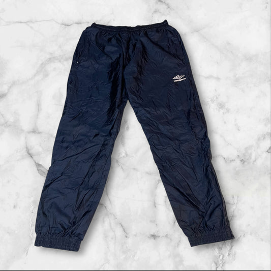 Entdecke unsere Vintage Track Pants von Nike und anderen Marken, erhältlich bei Valuxery.de - Dein Shop für trendige Vintage - Kleidung. Unsere Track Pants sind aus hochwertigen Materialien und