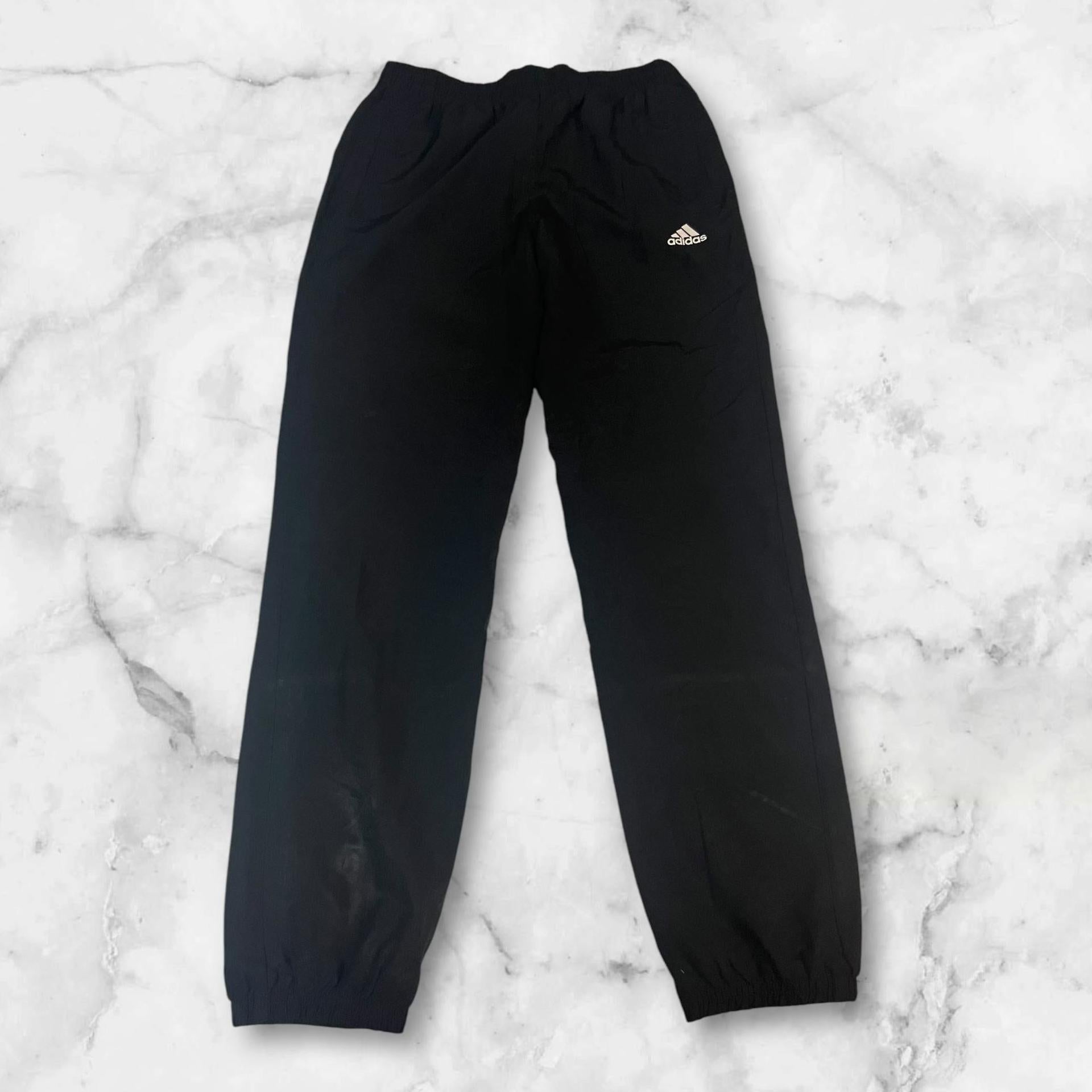 Entdecke unsere Vintage Track Pants von Nike und anderen Marken, erhältlich bei Valuxery.de - Dein Shop für trendige Vintage - Kleidung. Unsere Track Pants sind aus hochwertigen Materialien und