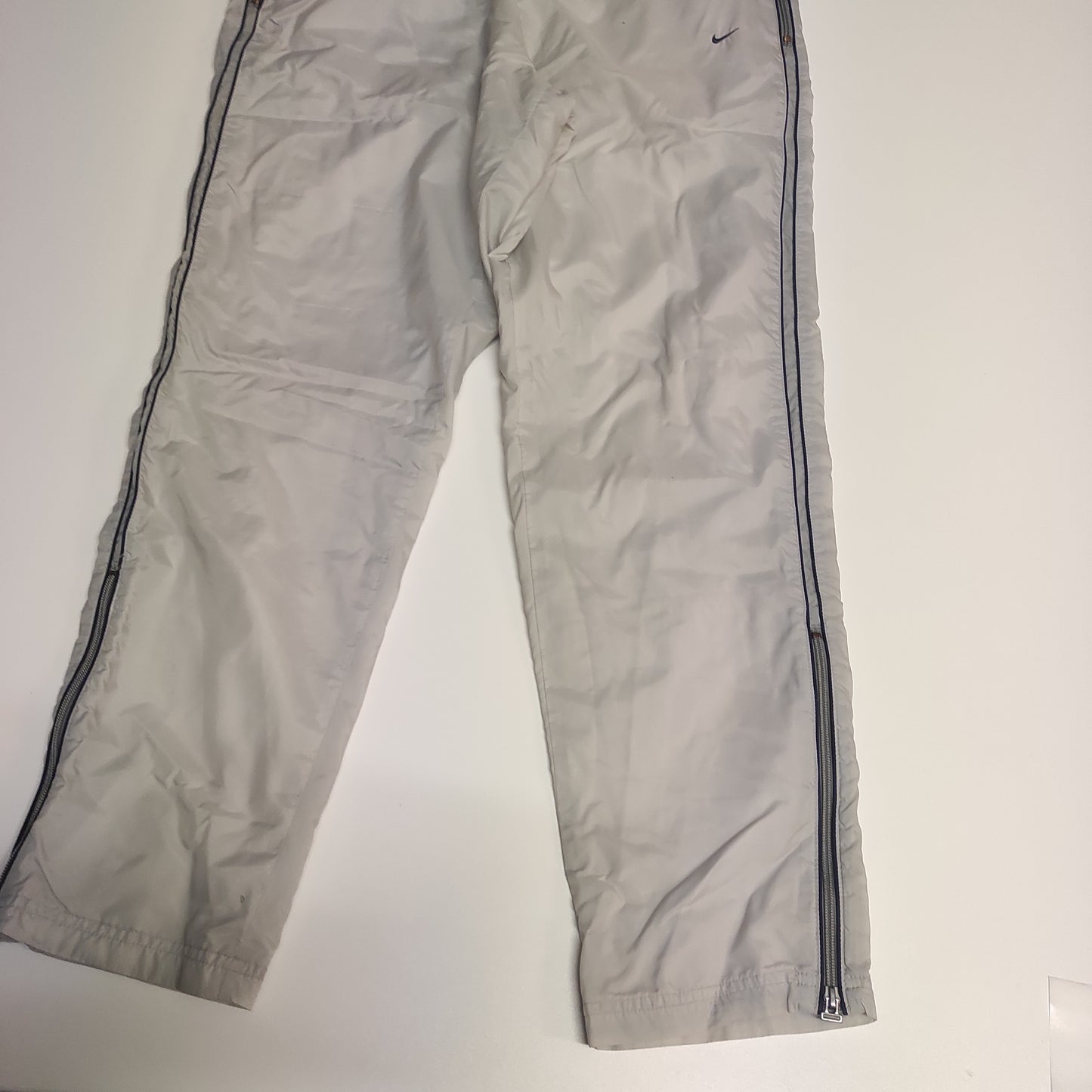 Entdecke unsere Vintage Track Pants von Nike und anderen Marken, erhältlich bei Valuxery.de - Dein Shop für trendige Vintage - Kleidung. Unsere Track Pants sind aus hochwertigen Materialien und