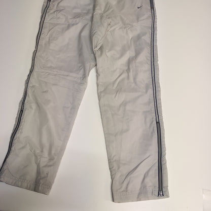 Entdecke unsere Vintage Track Pants von Nike und anderen Marken, erhältlich bei Valuxery.de - Dein Shop für trendige Vintage - Kleidung. Unsere Track Pants sind aus hochwertigen Materialien und