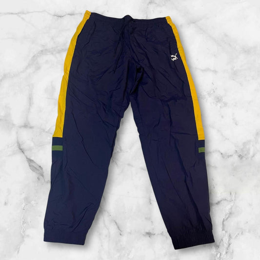Entdecke unsere Vintage Track Pants von Nike und anderen Marken, erhältlich bei Valuxery.de - Dein Shop für trendige Vintage - Kleidung. Unsere Track Pants sind aus hochwertigen Materialien und