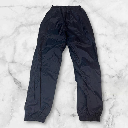 Entdecke unsere Vintage Track Pants von Nike und anderen Marken, erhältlich bei Valuxery.de - Dein Shop für trendige Vintage - Kleidung. Unsere Track Pants sind aus hochwertigen Materialien und